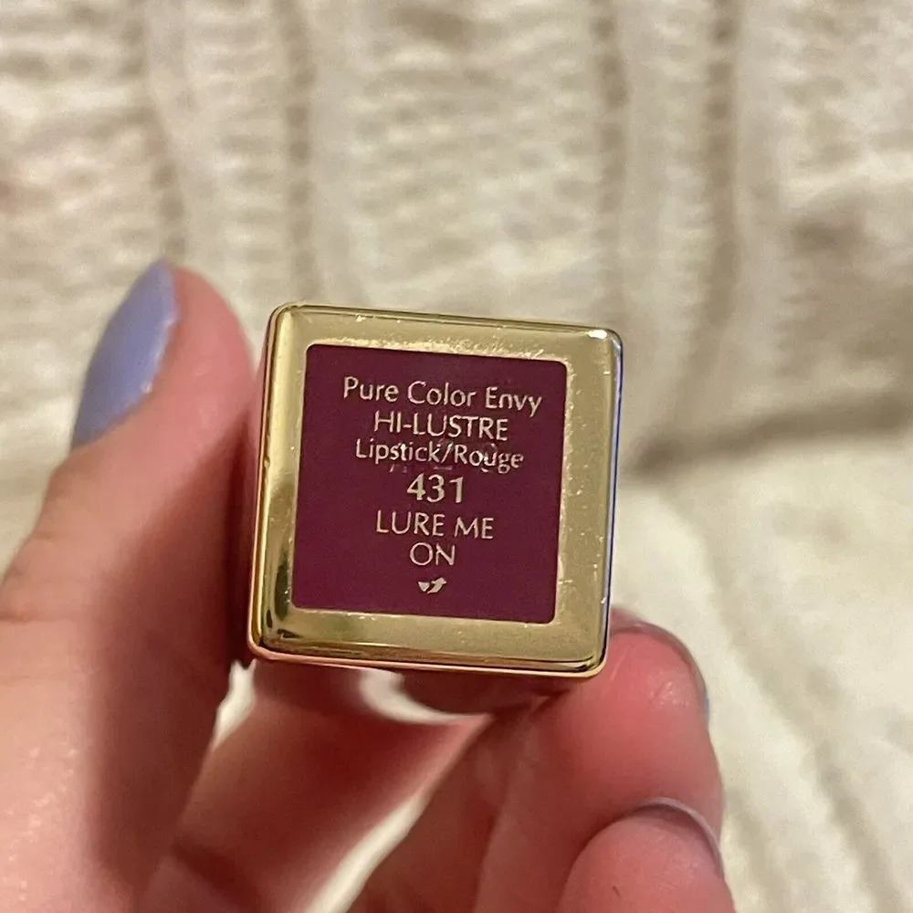 READ Estee Lauder Pure Color Envy Hi-Lustre‎ Light Sculpting Lipstick LURE ON ME